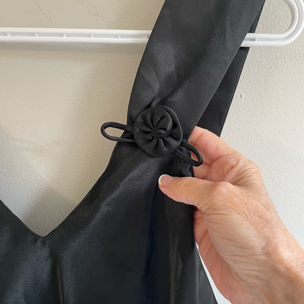 VINTAGE BLACK SATINY SLIP ON CHEMISE WIDE STRAPS ROSETTE APPLIQUÉS - Picture 5 of 10